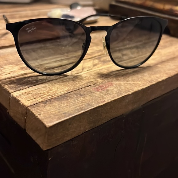 Ray-Ban Sunglasses - Picture 5 of 5